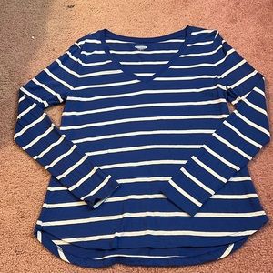 V-neck long sleeve shirt